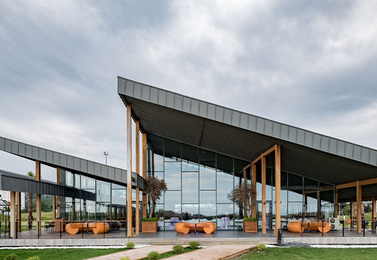 ÇIRAKOĞLU MİMARLIK <br> Proje Adı: Samsun Golf Binası  <br> Proje Yeri : Samsun <br> Proje Yılı : 2015 <br> İşin Tanımı : İhale Paketi Hazırlanması (Metraj/Keşif Listesi/Teknik Şartname/ Proje Maliyeti) <br> Proje Alanı:10.000 m2